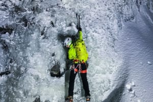 Cours intermédiaire d'escalade de glace à Pyhä