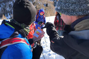 Cours de sécurité avalanche en raquettes près de La Grave