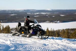 Elektro-Schneemobil-Ausflug in die Fjälls von Finnisch-Lappland in Pyhä
