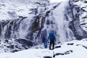 Randonnée guidée en raquettes vers la cascade de Valnesfossen et Saltstraumen au départ de Bodø