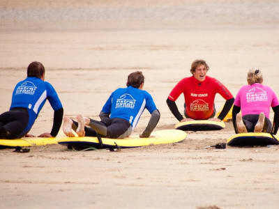 Clases particulares de surf en la playa de Fistral, Cornualles