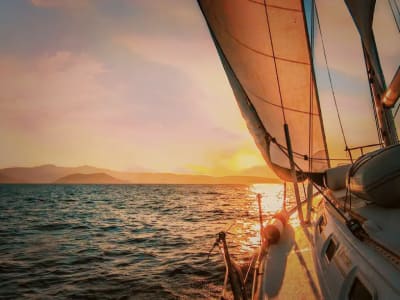 Croisière privée au coucher du soleil et au champagne dans les Cyclades au départ de Naxos