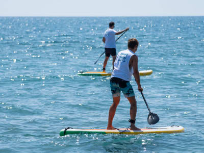 Clases de surf de remo en Softades, cerca de Larnaca