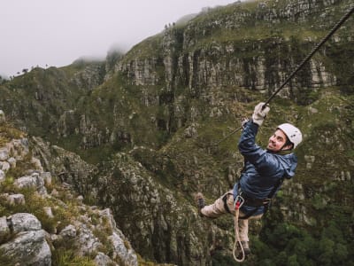 Tyrolienne dans la Réserve naturelle de Hottentots-Holland près du Cap