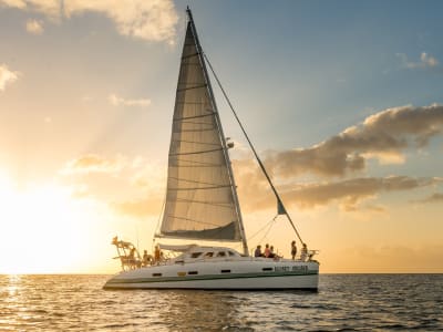 Croisière privée en catamaran au coucher du soleil depuis Rivière Noire, Île Maurice