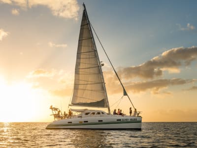 Crucero privado en catamarán al atardecer desde Rivière Noire, Mauricio