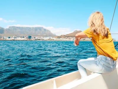 Katamaransegeln mit Blick auf den Tafelberg in der Bucht von Kapstadt