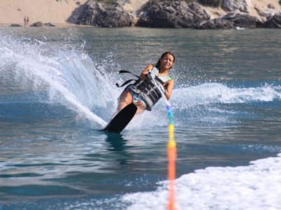 Sesión de wakeboard en la playa de Tsambika en Rodas