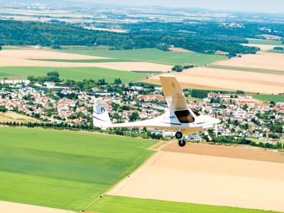 Erster Flug in einem mehrachsigen Ultraleichtflugzeug in Meaux, in der Nähe von Paris