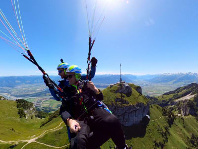 Vuelo panorámico en parapente, en Appenzellerland, cerca de St. Gallen