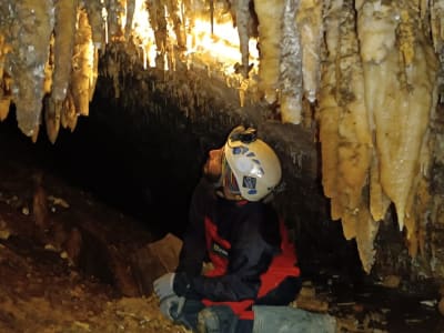 Höhlenwandern in der Höhle von Nanzal, in der Nähe von San Vicente de la Barquera