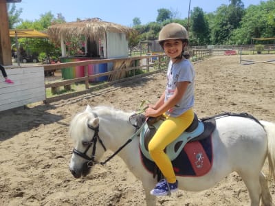 Ponyreiten für Kinder in der Nähe des Ätna, Sizilien