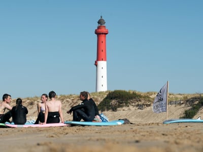 Surf-Session bei Sonnenuntergang in der Nähe von La Palmyre