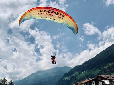 Tandem-Gleitschirmflug über dem Stubaital in Schlick bei Innsbruck