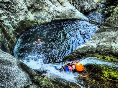 Descent of the sporty canyon level 3 in the Eastern Pyrenees