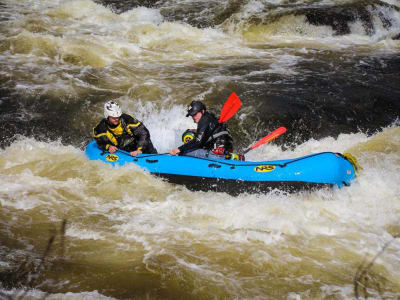 Wildwasser-Rafting auf dem Fluss Tummel