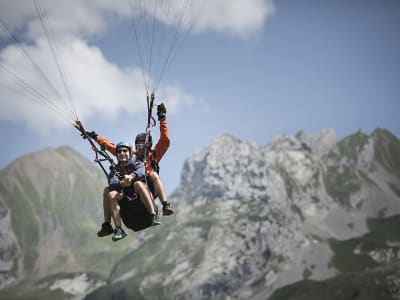 Tandemflug mit dem Gleitschirm über Le Grand-Bornand