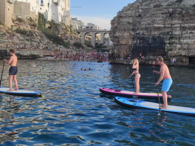 Randonnée guidée en Stand Up Paddle à Polignano a Mare, près de Bari, dans les Pouilles