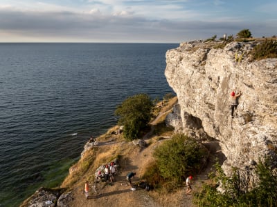 Klettern am Högklint bei Visby, Gotland