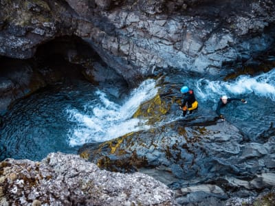 Barranquismo bajo el glaciar Vatnajökull, cerca de Höfn