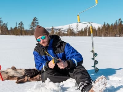 Ausflug mit dem elektrischen Schneemobil und Eisfischen von Rovaniemi aus