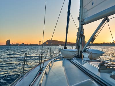 Paseo en barco en Barcelona al atardecer