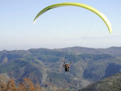 Tandem-Paragliding-Flug über dem Plastiras-See