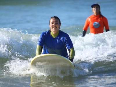 Clases de surf en Praia da Galé, cerca de Albufeira, Algarve