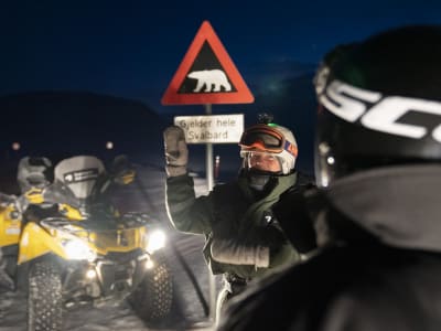 Noche polar en quad por el valle de Advent desde Longyearbyen en Svalbard