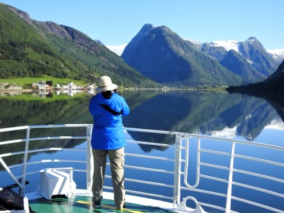 Guided Fjord and Bøyabreen Glacier Boat Tour from Bergen