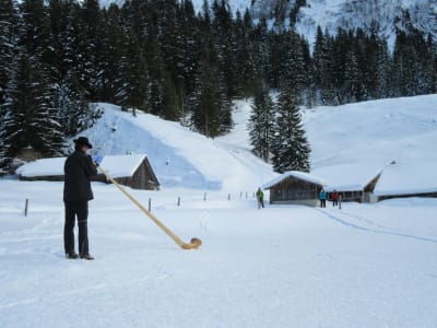 Schneeschuhwandern zum Klang des Alphorns in Morzine, Portes du Soleil