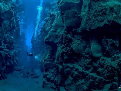 Plongée exploration dans la faille de Silfra au Parc National de Þingvellir, près de Reykjavík