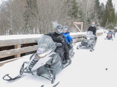 Moto de nieve en la estación de Duchesnay, cerca del lago Saint-Joseph, Quebec