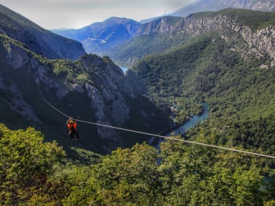 Parcours de tyroliennes au-dessus de la rivière Cetina près d'Omiš