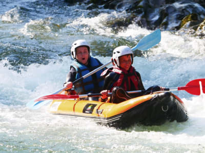 Canoraft am Fluss Nive in der Nähe von Biarritz, Baskenland