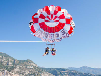 Parasailing en la bahía de Mónaco