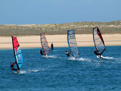 Cours de planche à voile à Lagoa de Albufeira près de Costa da Caparica