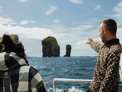 Excursion privée en bateau à Drangarnir dans les îles Féroé depuis Sørvágur