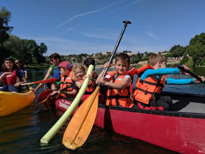 Kayak en el meandro de Flix del río Ebro, cerca de Tarragona