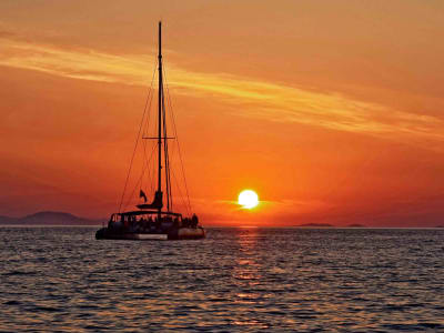 Croisière en catamaran au coucher du soleil depuis Santorin avec dîner
