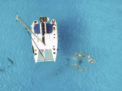 Crucero en catamarán por el oeste de Milos Kleftiko desde Adamas