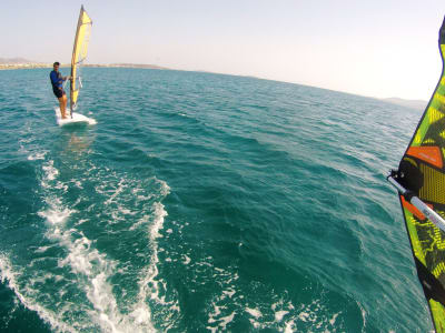 Cours de planche à voile pour débutants de 3 jours à la plage de Psaraliki à Antiparos