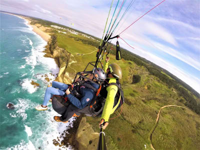 Tandem paragliding flight over Fonte da Telha in Costa da Caparica