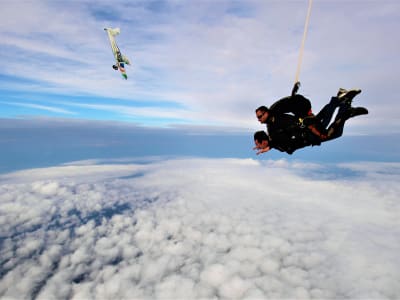 Tandem skydiving from 4000m in St Florentin near Paris