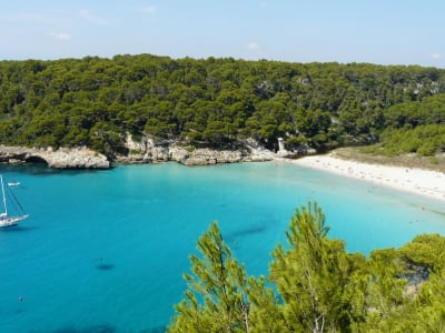 Paseo en barco por las calas de Menorca desde Cala Busquets