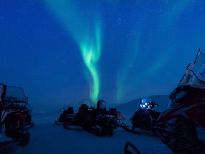 Safari en moto de nieve al campamento de la aurora boreal en el valle de Sassendalen, en Svalbard