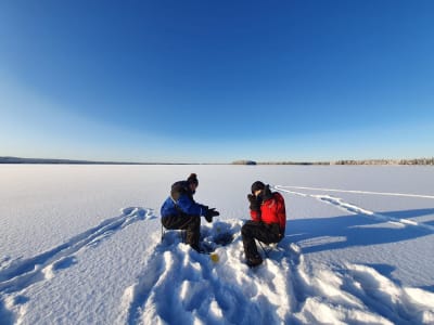 Expérience de sauna avec pêche et baignade sur glace près de Rovaniemi