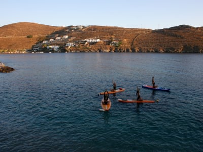 Experiencia de SUP y Yoga desde la playa de Episkopi en la isla de Kythnos