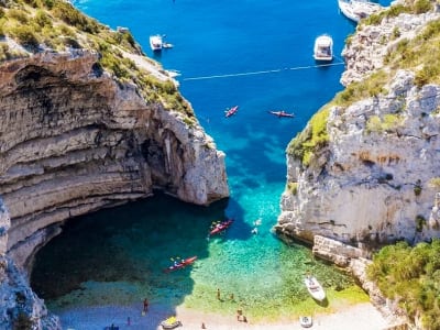 Visite en bateau de la grotte bleue, des îles Hvar, Vis et Pakleni, au départ de Makarska