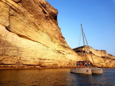 Crucero en catamarán al atardecer por la reserva natural de Bonifacio, con salida de Piantarella